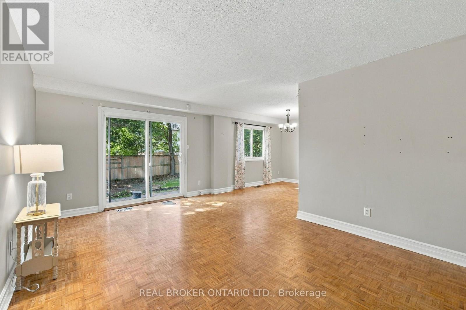 60 TYBALT CRESCENT