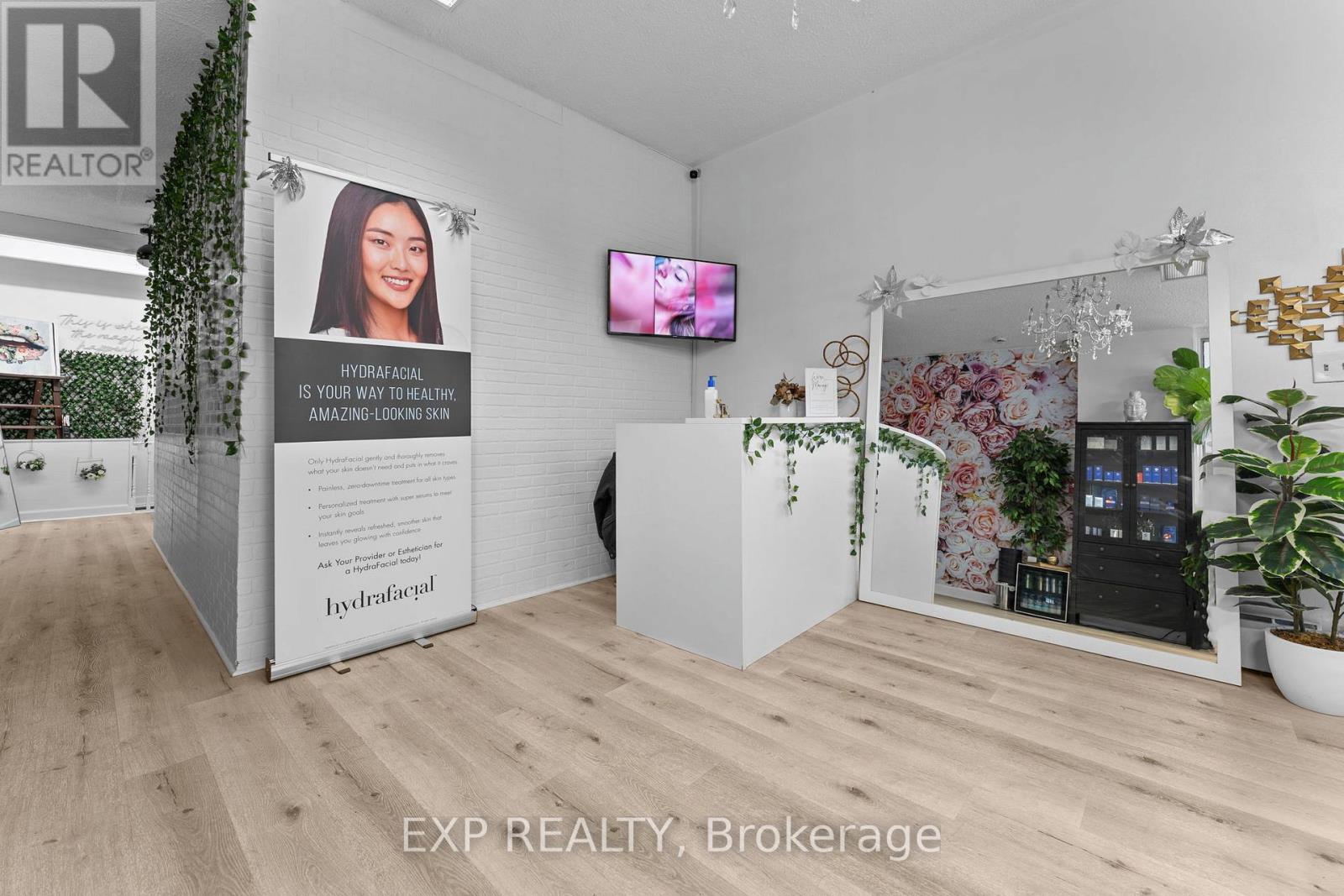 MAIN - 213 LAKESHORE ROAD E