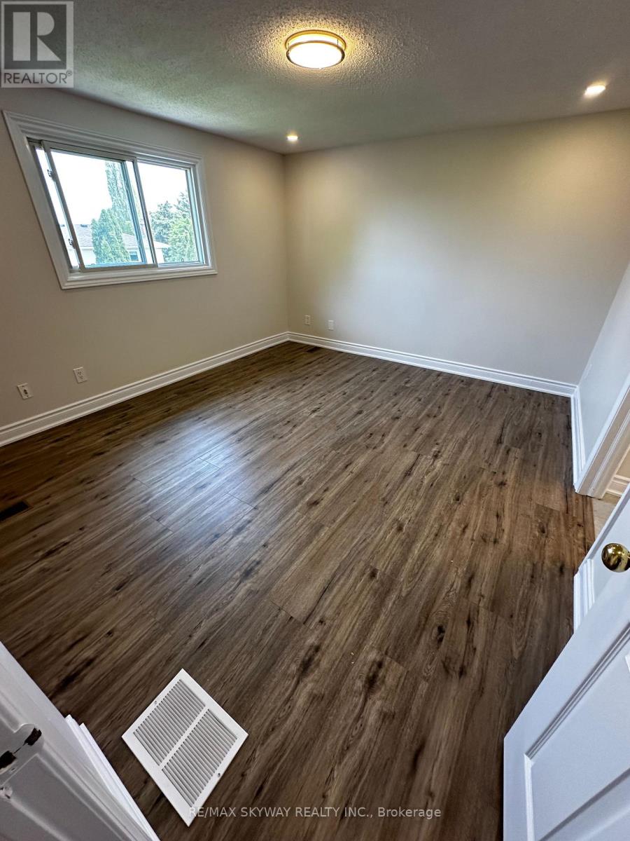 UPPER - 535 APPLEDALE CRESCENT