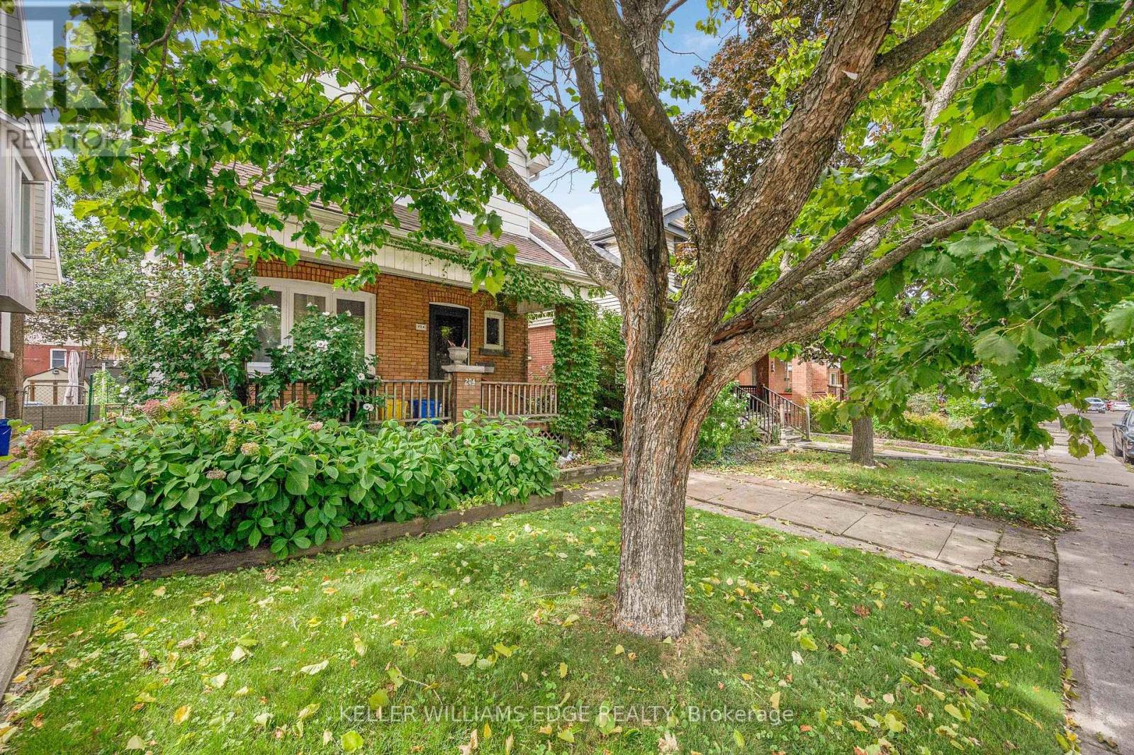 204 ROSSLYN AVENUE S
