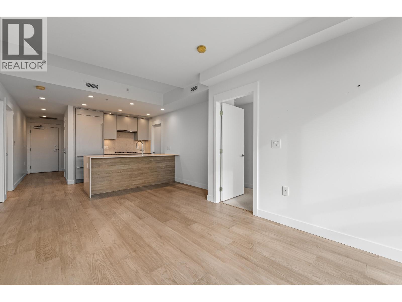 408 7638 CAMBIE STREET