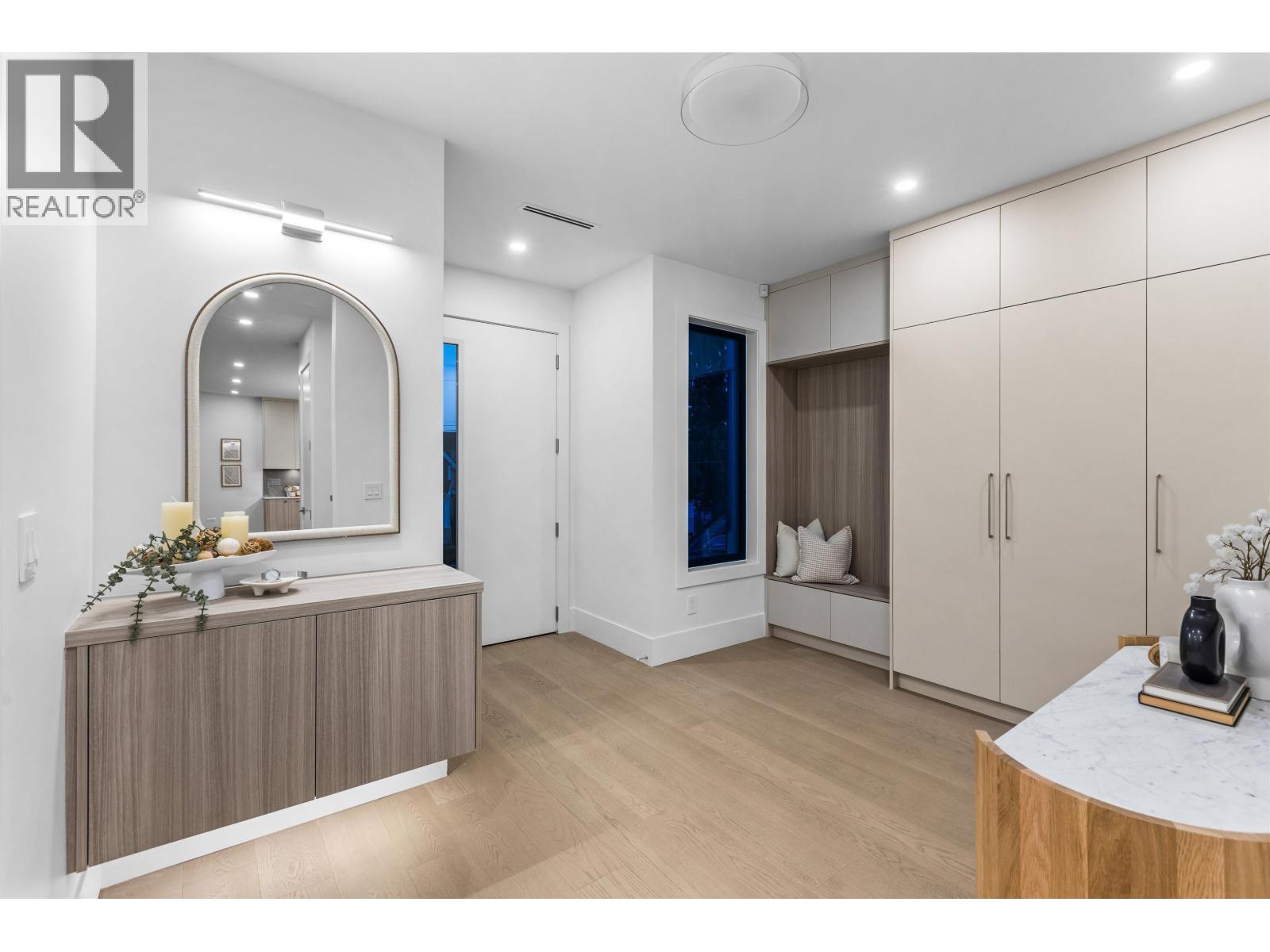 1 7061 PAULUS CRESCENT