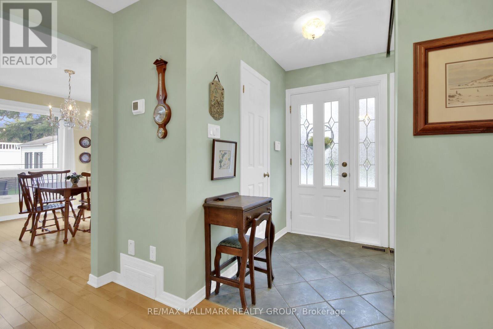 56 FOXLEIGH CRESCENT
