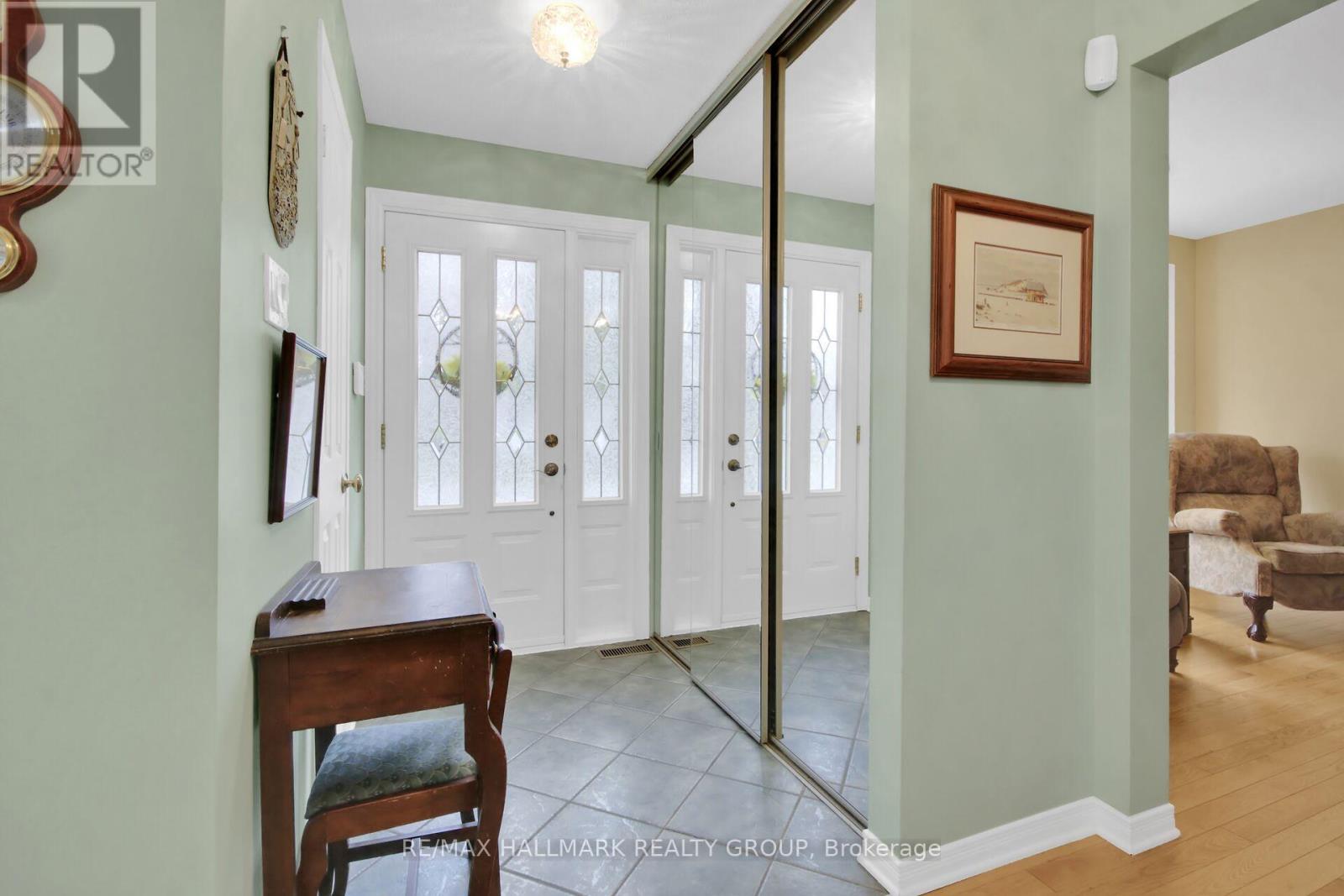 56 FOXLEIGH CRESCENT