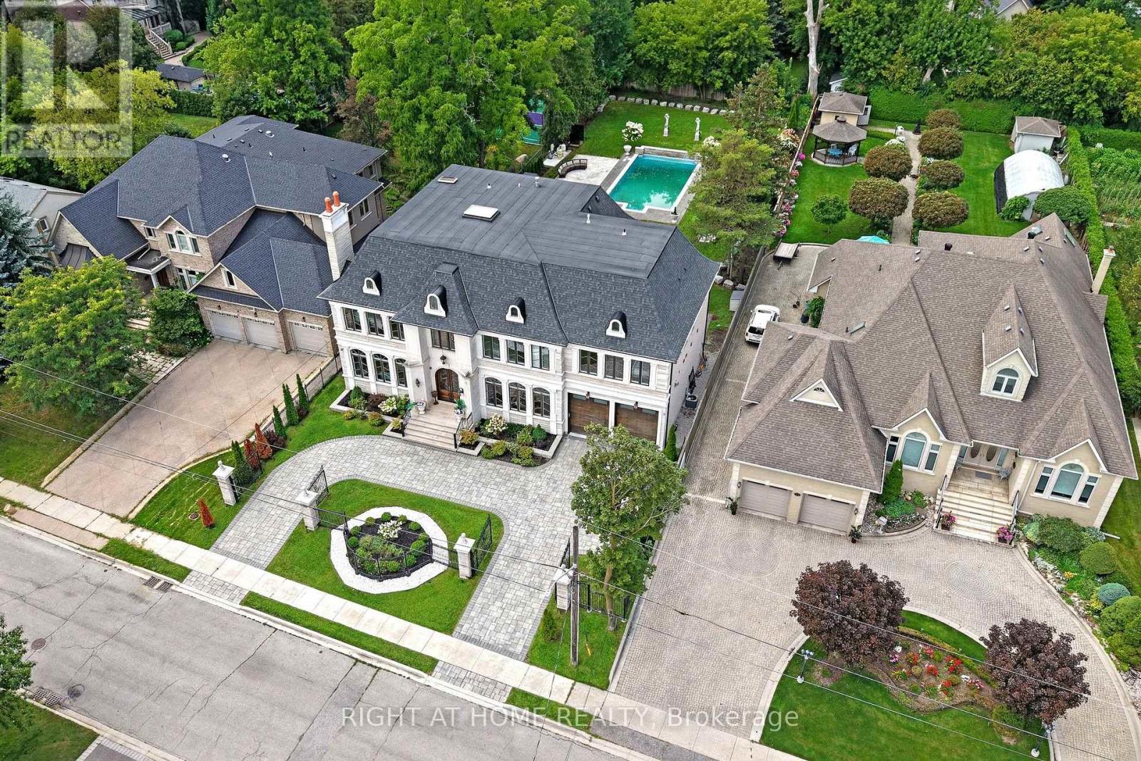 10 YONGEVIEW AVENUE