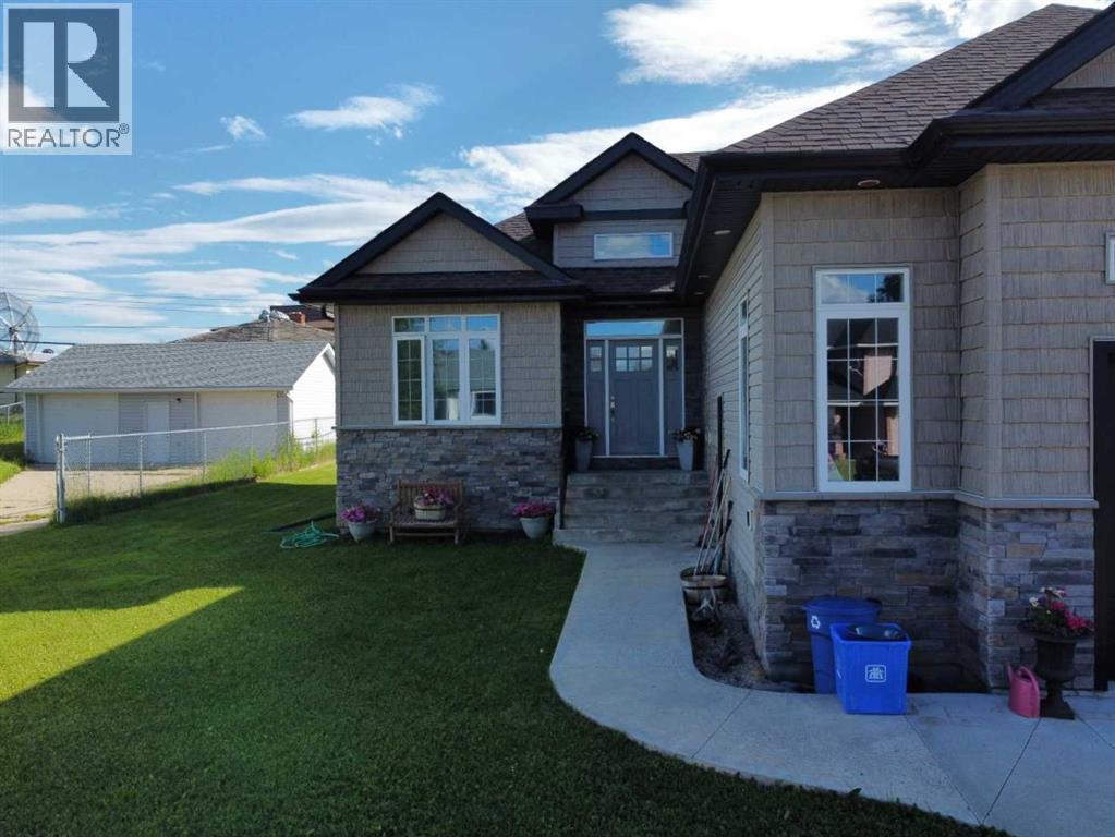 805 7 Avenue - Photo 2