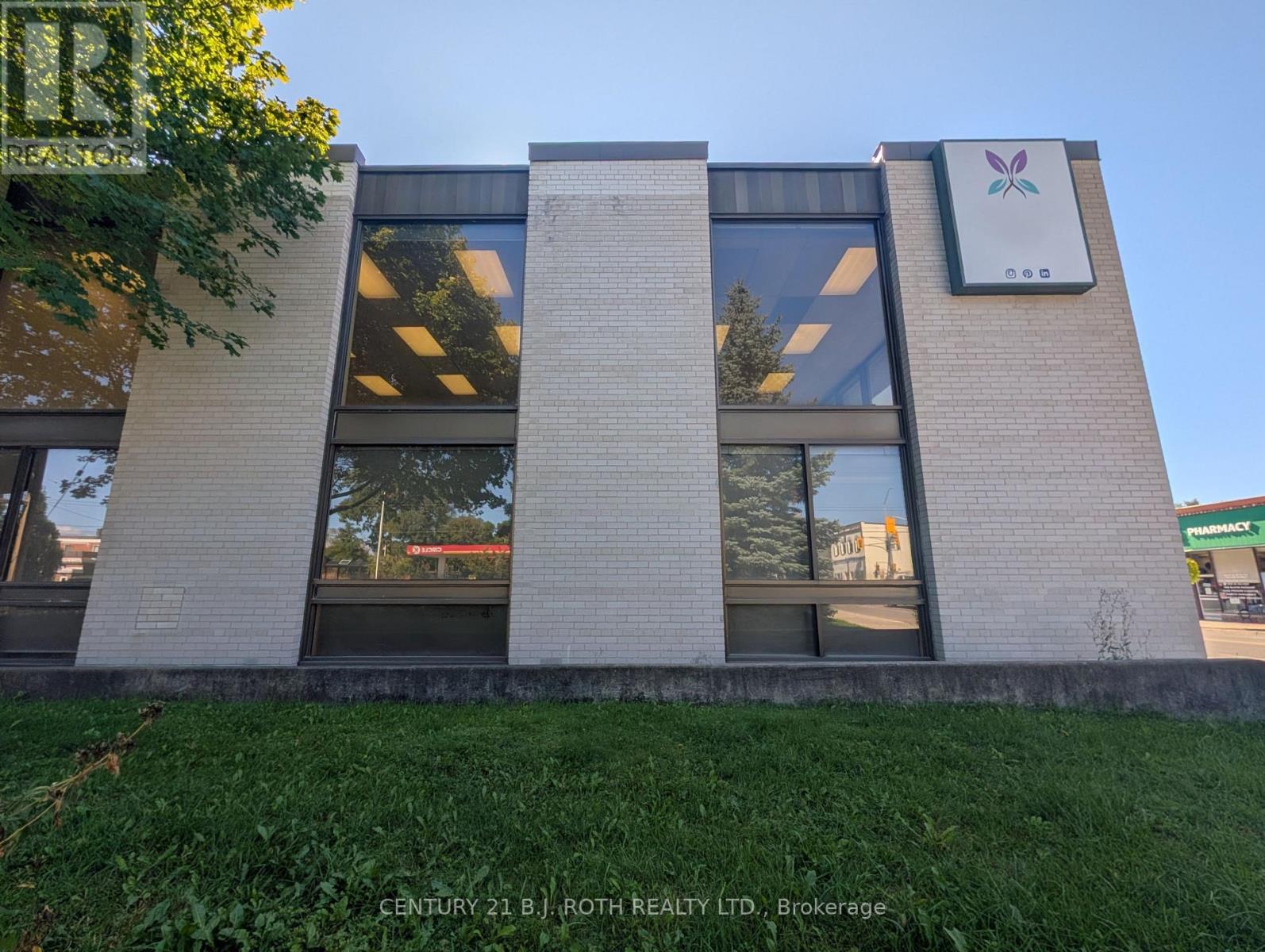 7 QUEEN STREET W