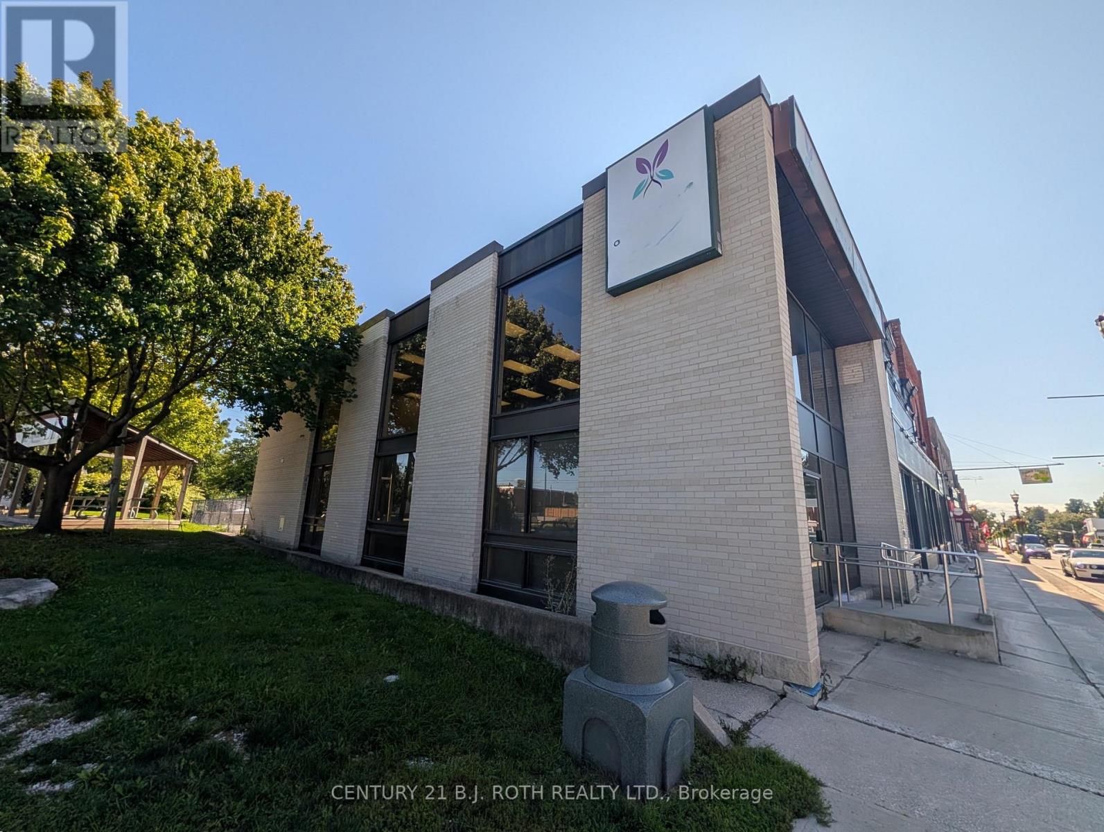 7 QUEEN STREET W