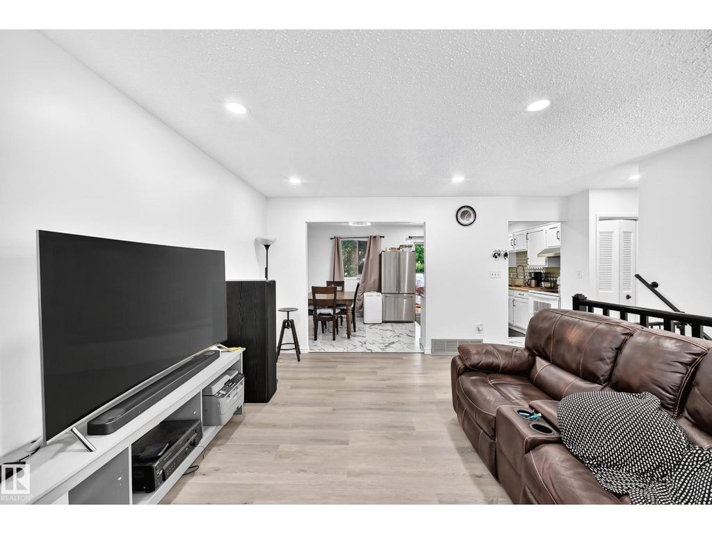 14240 23 ST NW, EDMONTON, AB T5Y 1E8 - Image 3003992099.jpeg?d=l