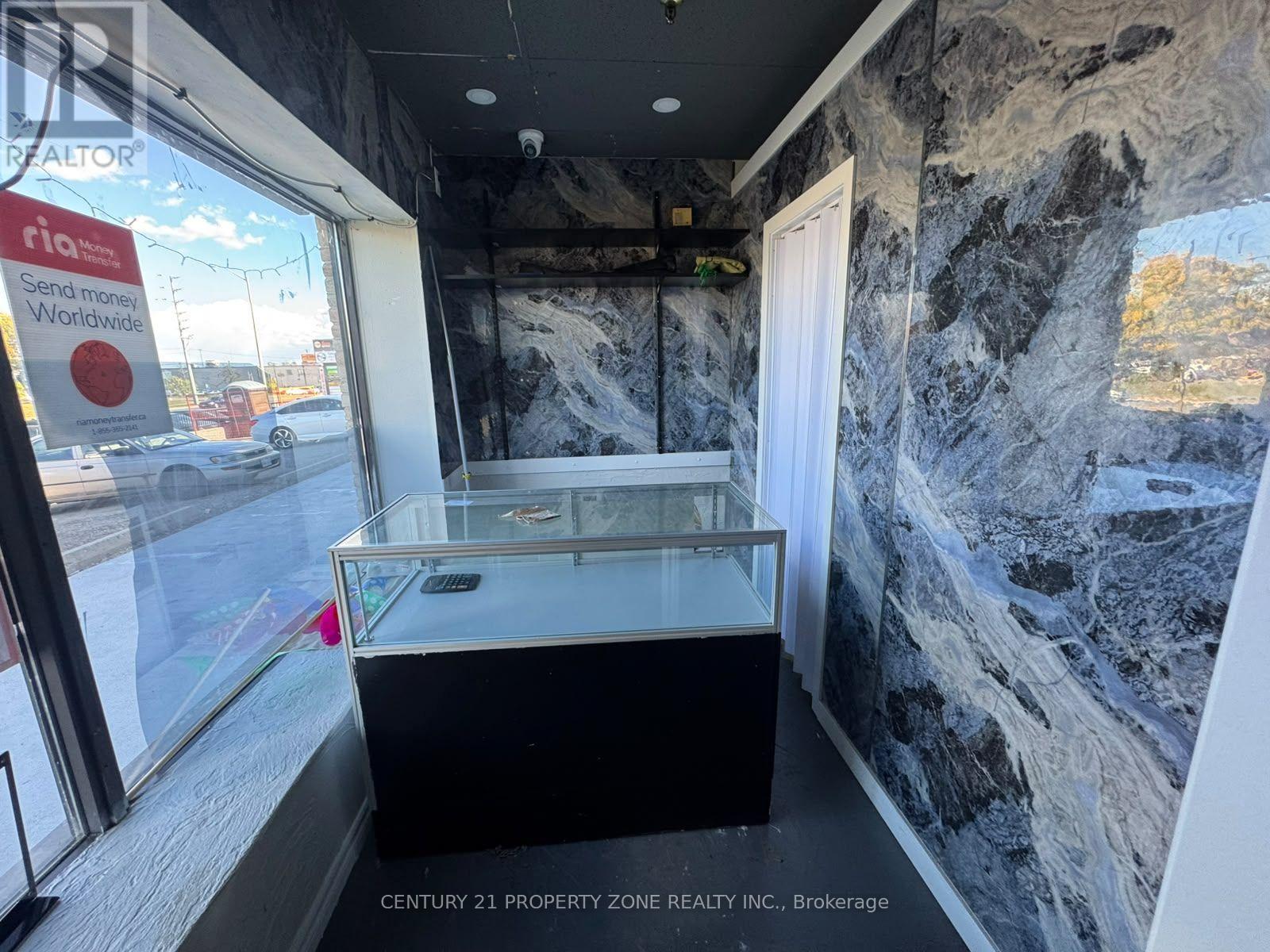 17 - 83 KENNEDY ROAD S