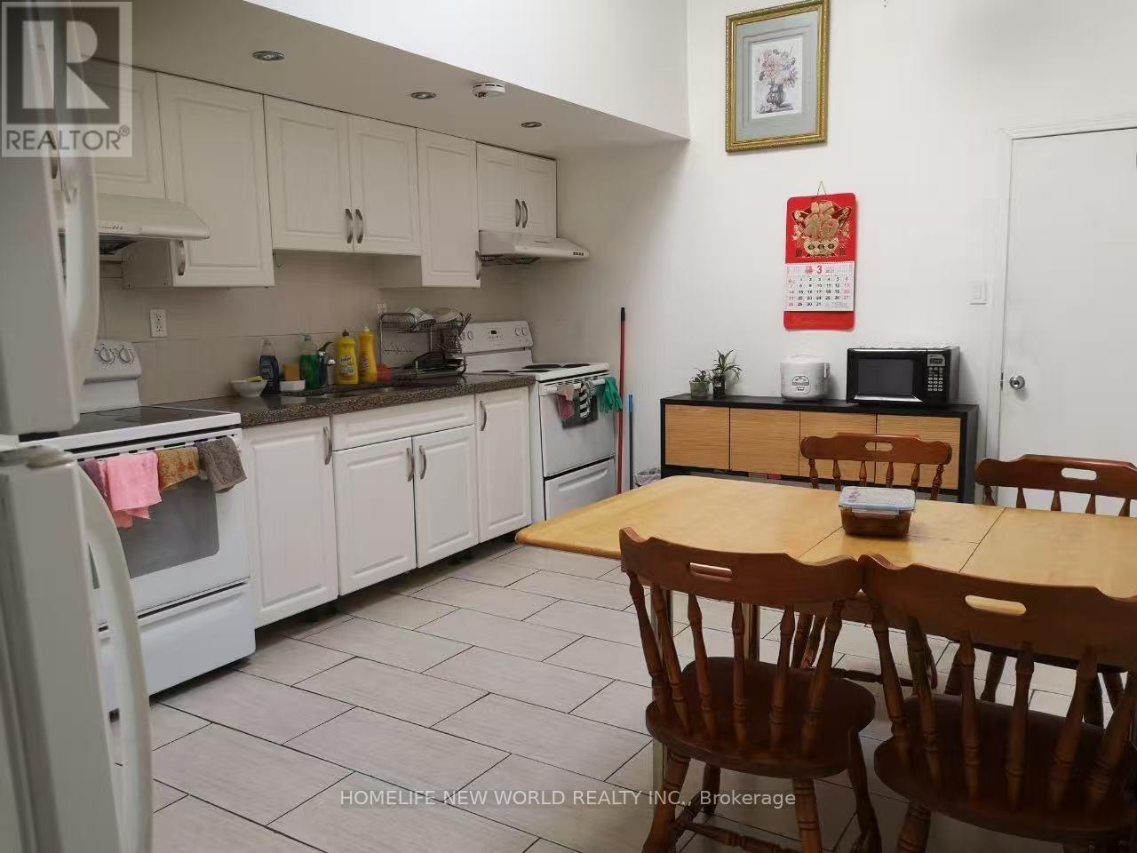 584 DUNDAS STREET W