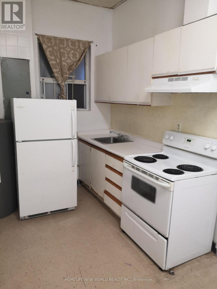 584 DUNDAS STREET W