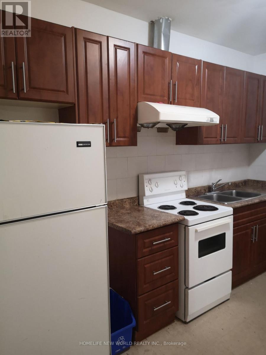 584 DUNDAS STREET W