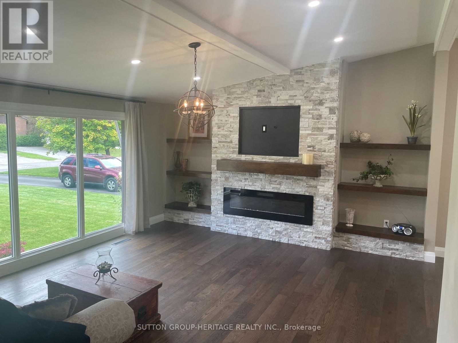 160 LAUREL COURT