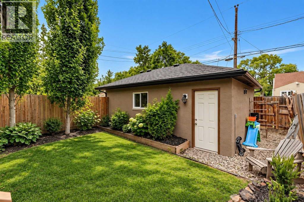1046 Rundle Crescent NE