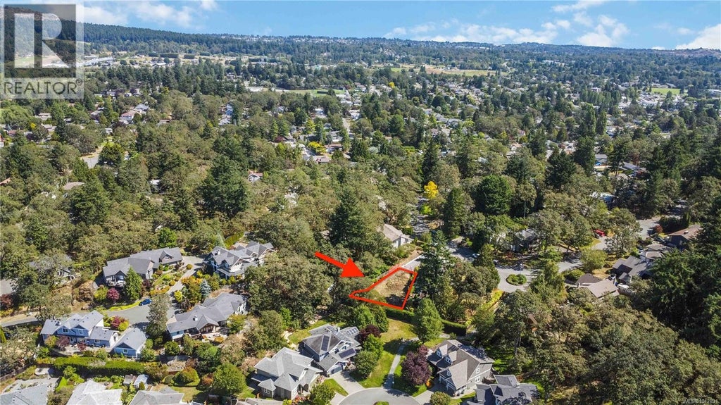 929 WOODHALL LANE