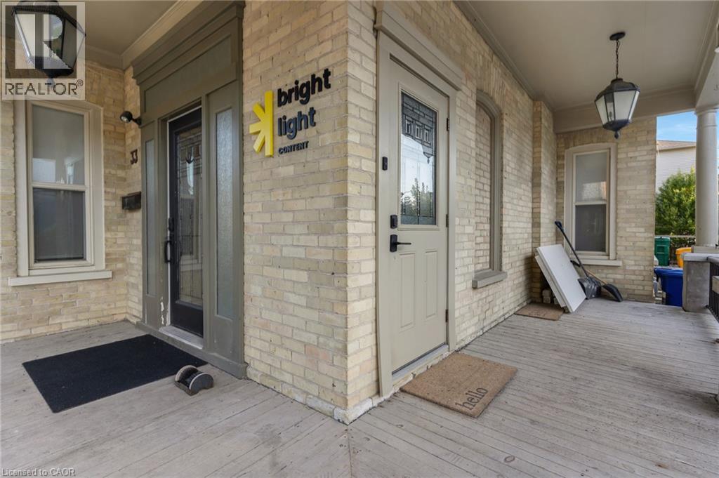 33 E YOUNG Street E
