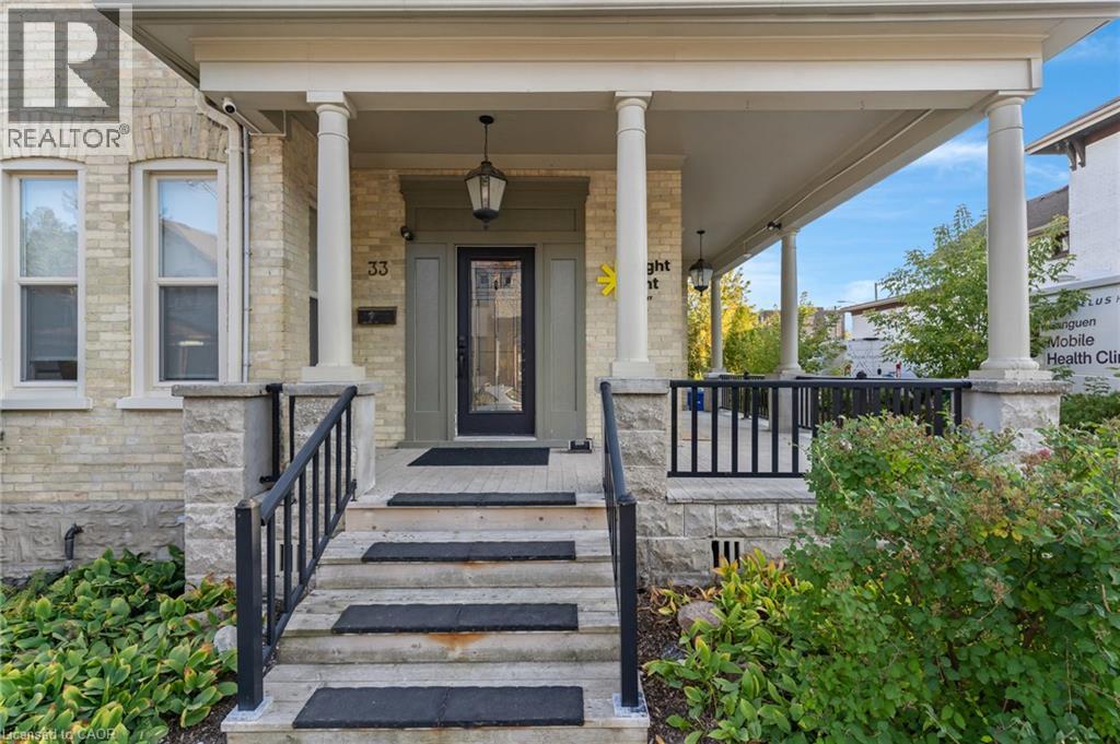 33 E YOUNG Street E