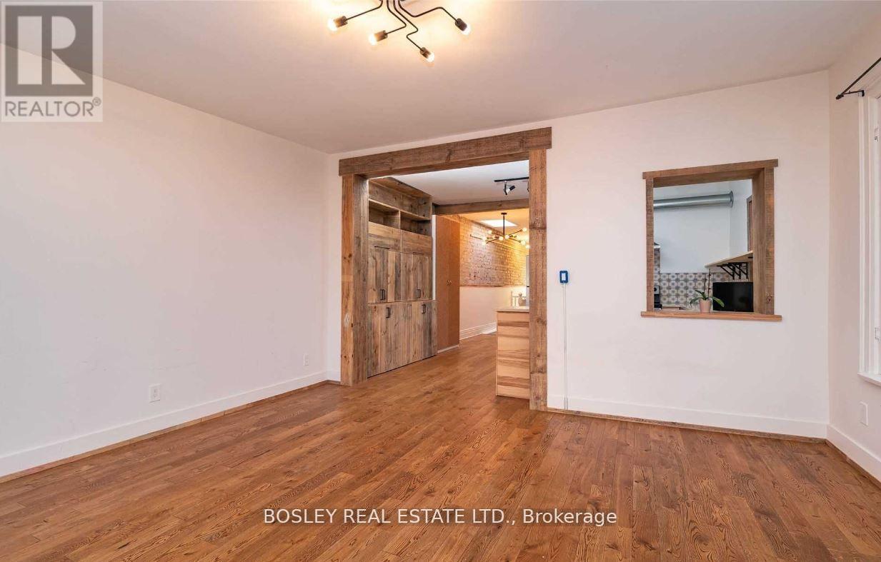 UPPER - 2994 DUNDAS STREET W