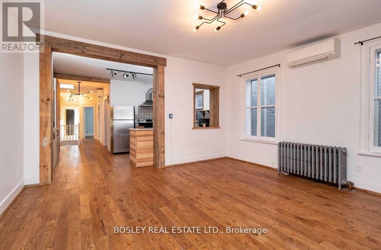 UPPER - 2994 DUNDAS STREET W