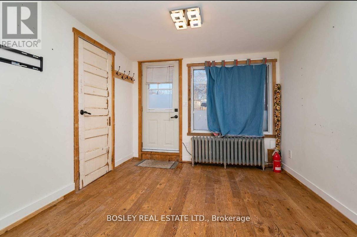 UPPER - 2994 DUNDAS STREET W