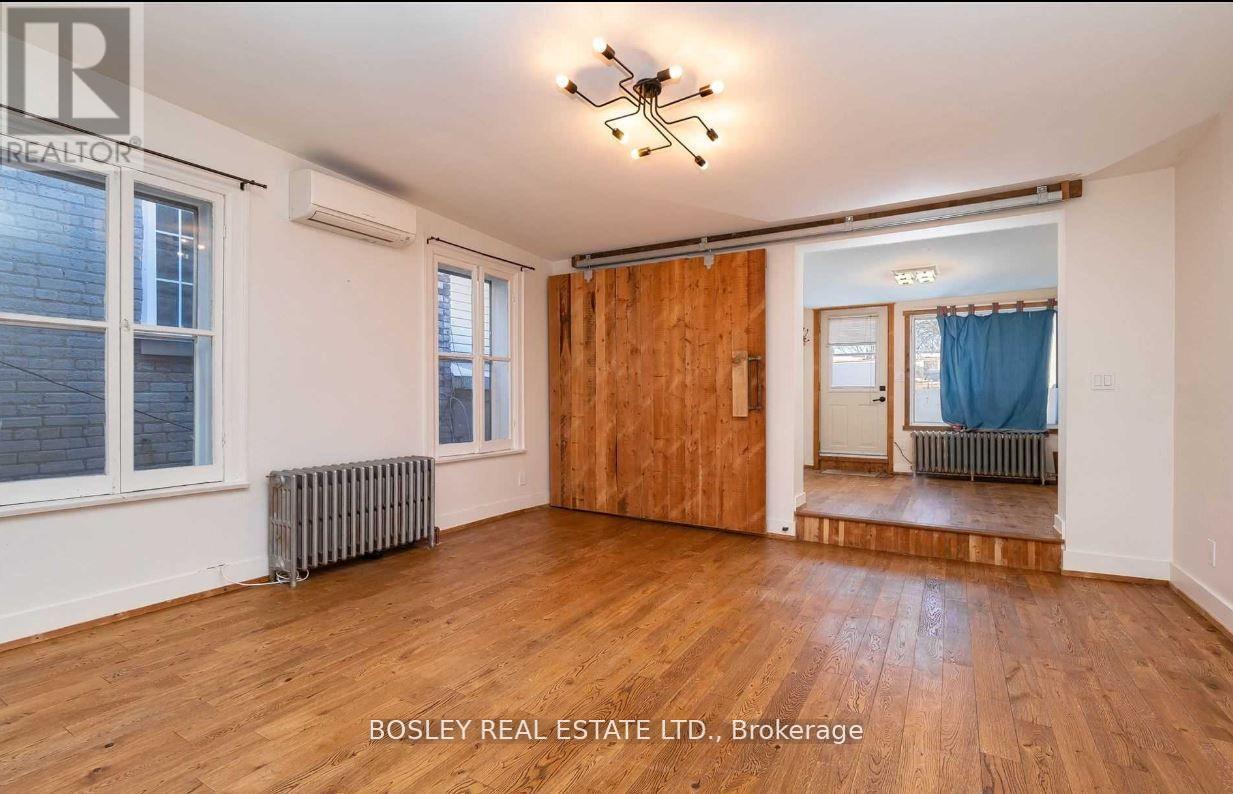 UPPER - 2994 DUNDAS STREET W