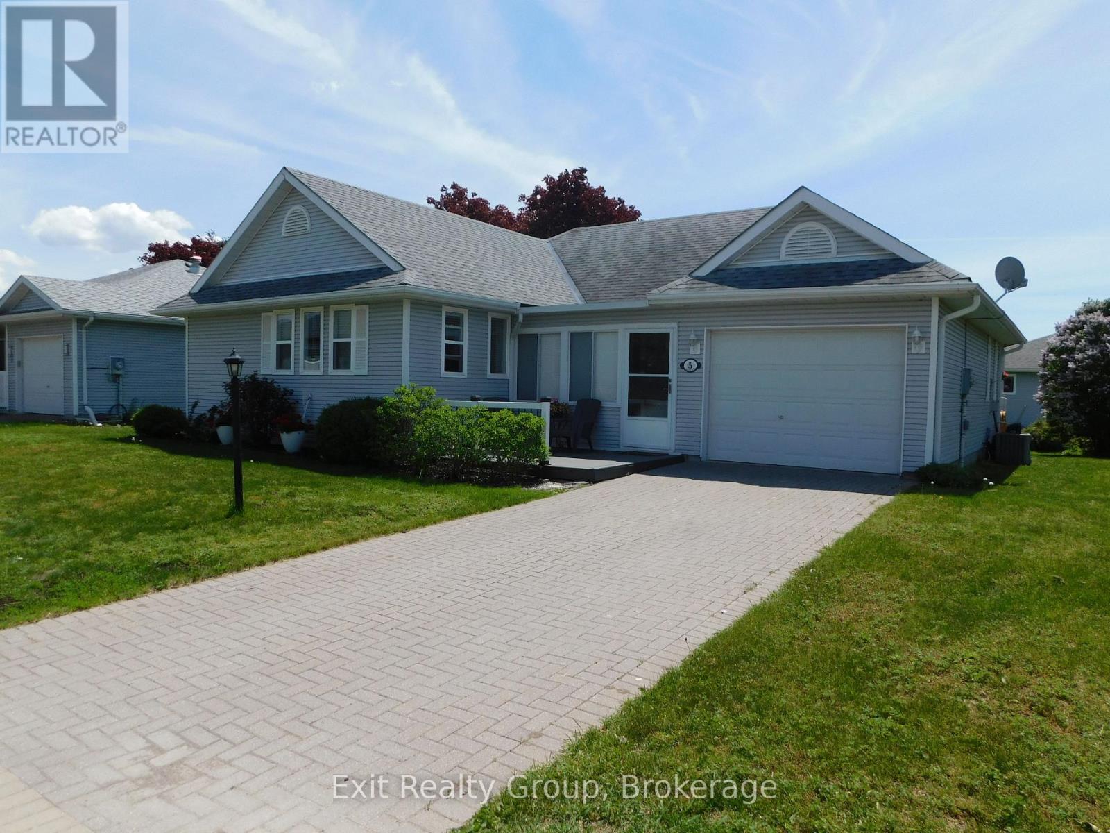 5 EMPIRE BOULEVARD - Photo 2