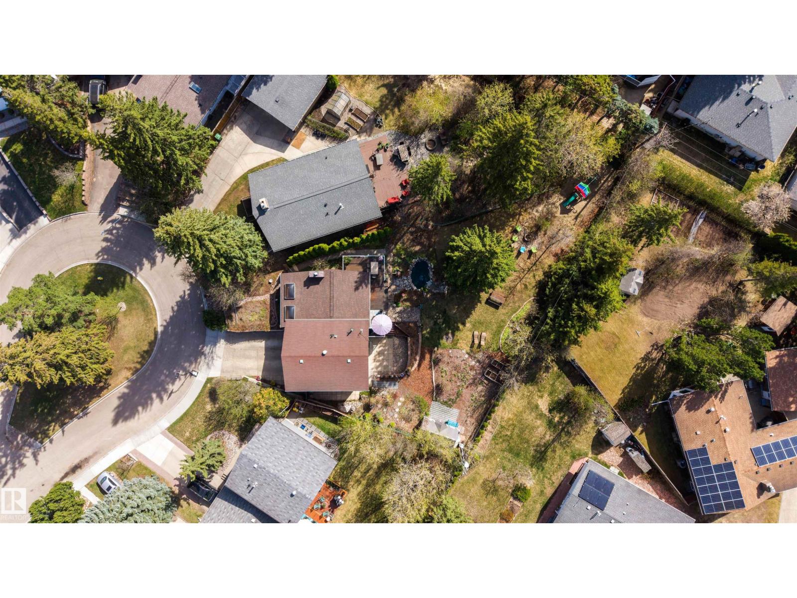 8 GARLAND PL