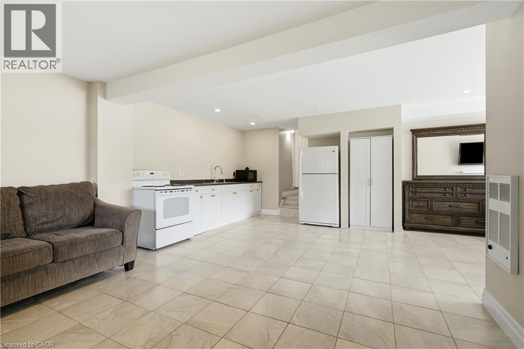 11404 LAKESHORE Road Unit# Lower