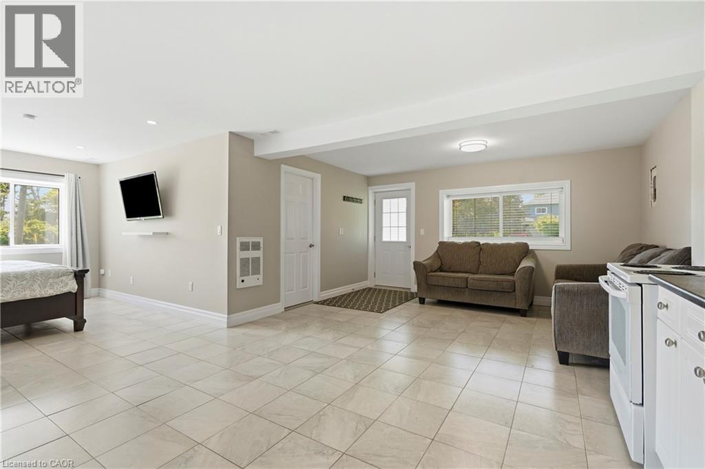 11404 LAKESHORE Road Unit# Lower