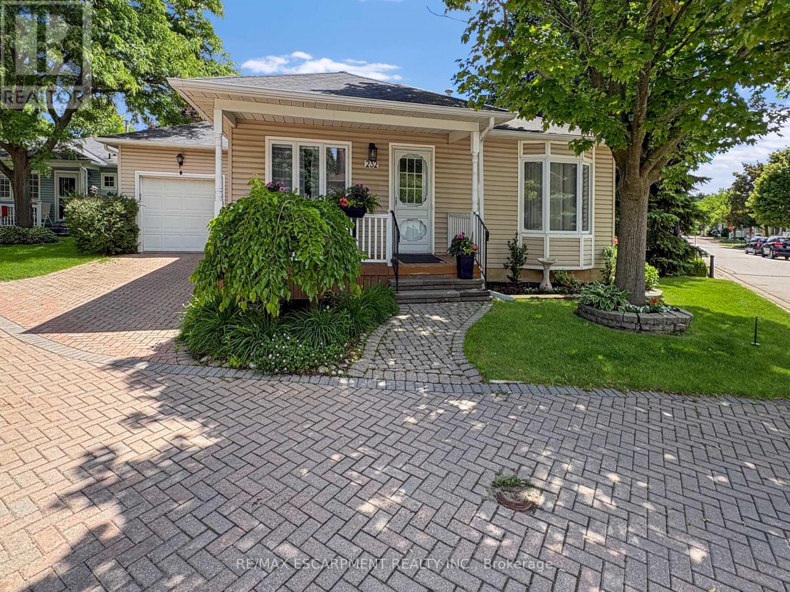 232 SILVERBIRCH BOULEVARD
