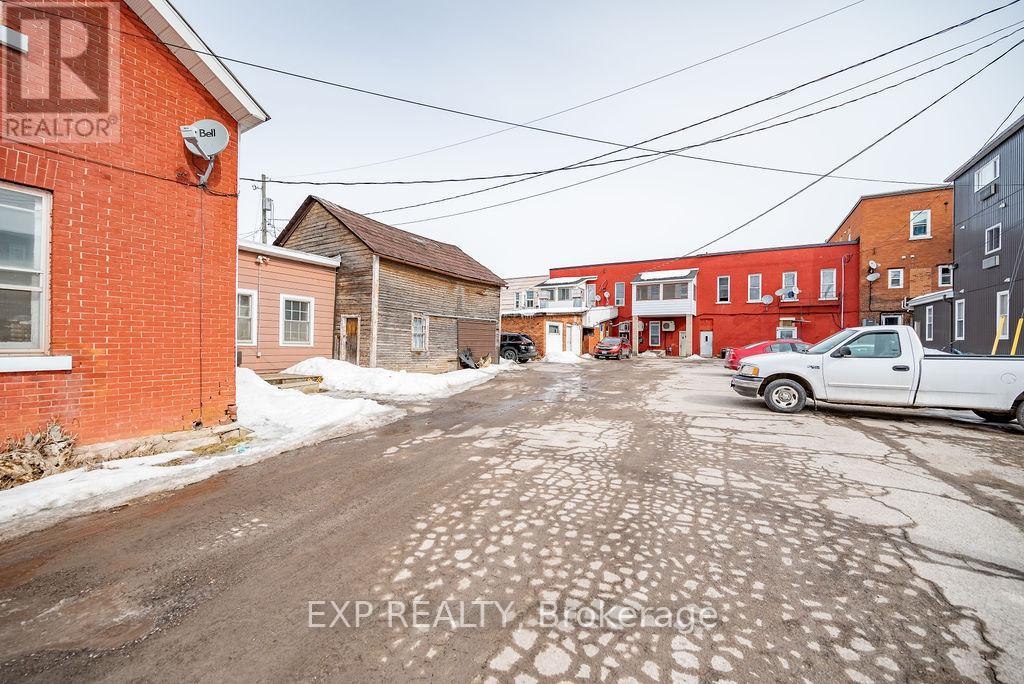 204 RAGLAN STREET S