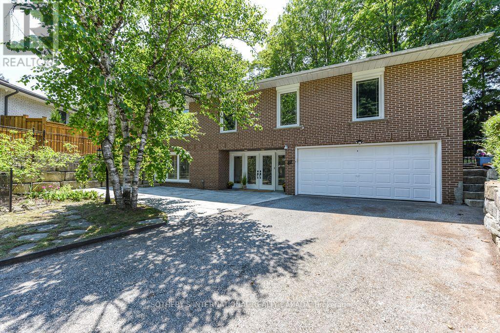 31 QUEENSBOROUGH CRESCENT