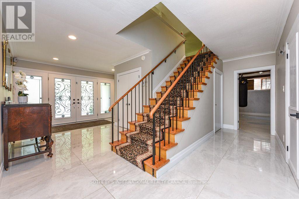 31 QUEENSBOROUGH CRESCENT
