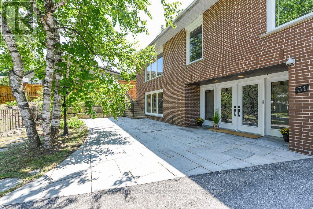 31 QUEENSBOROUGH CRESCENT