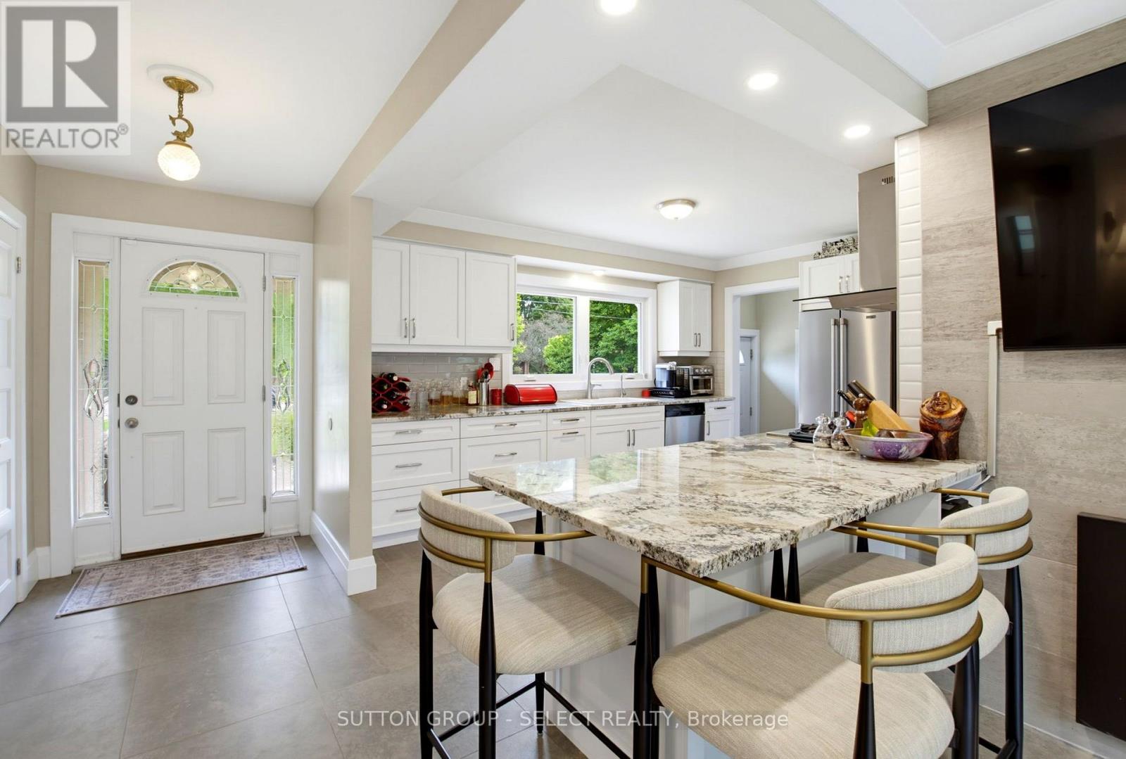 61 DALEVIEW CRESCENT