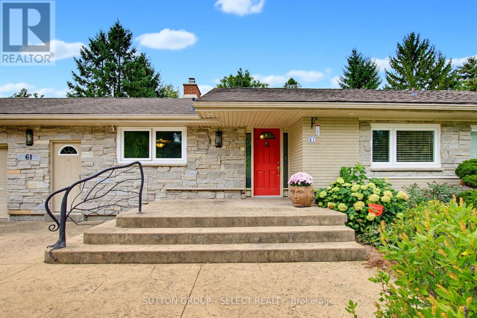 61 DALEVIEW CRESCENT