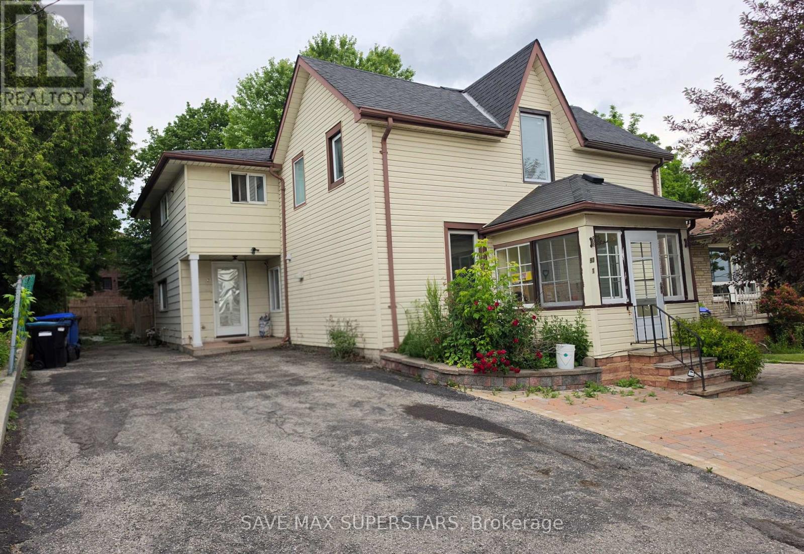 93 JOHN STREET E