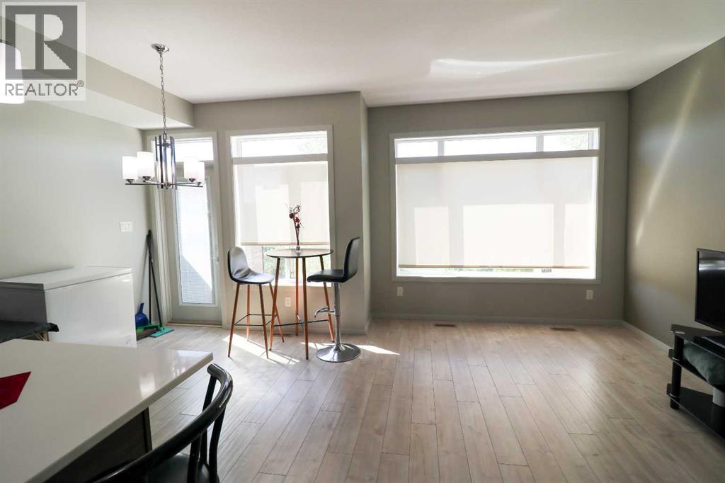 3, 478 Highlands Boulevard W