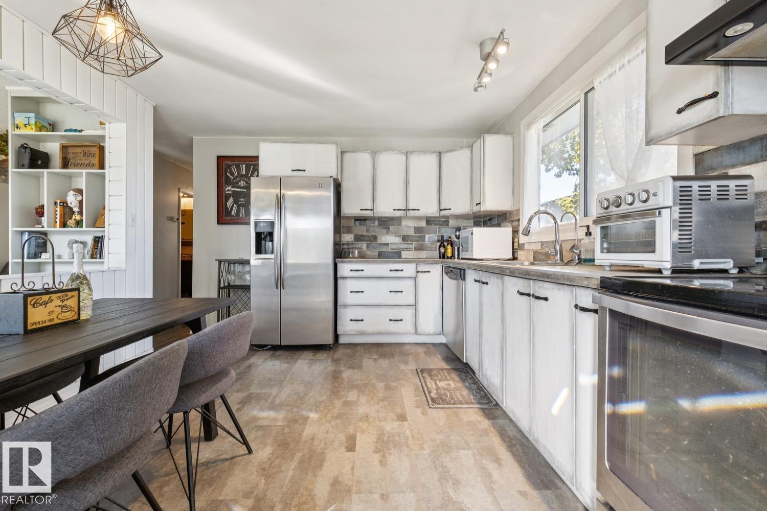 11452 39 AV NW