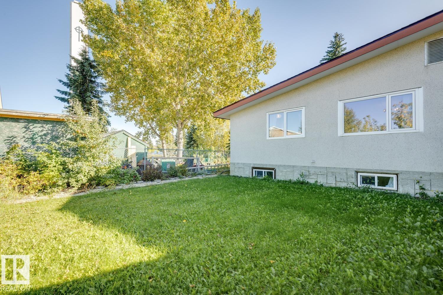 11452 39 AV NW