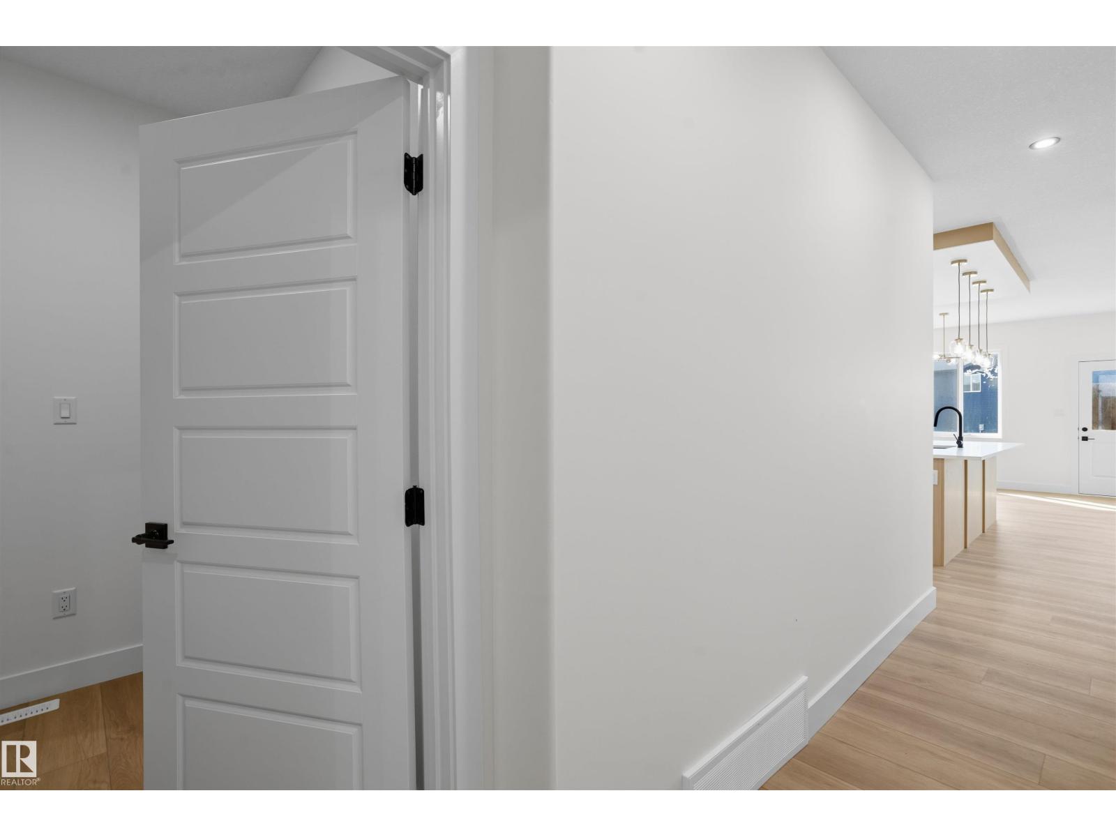 727 158 AV NE