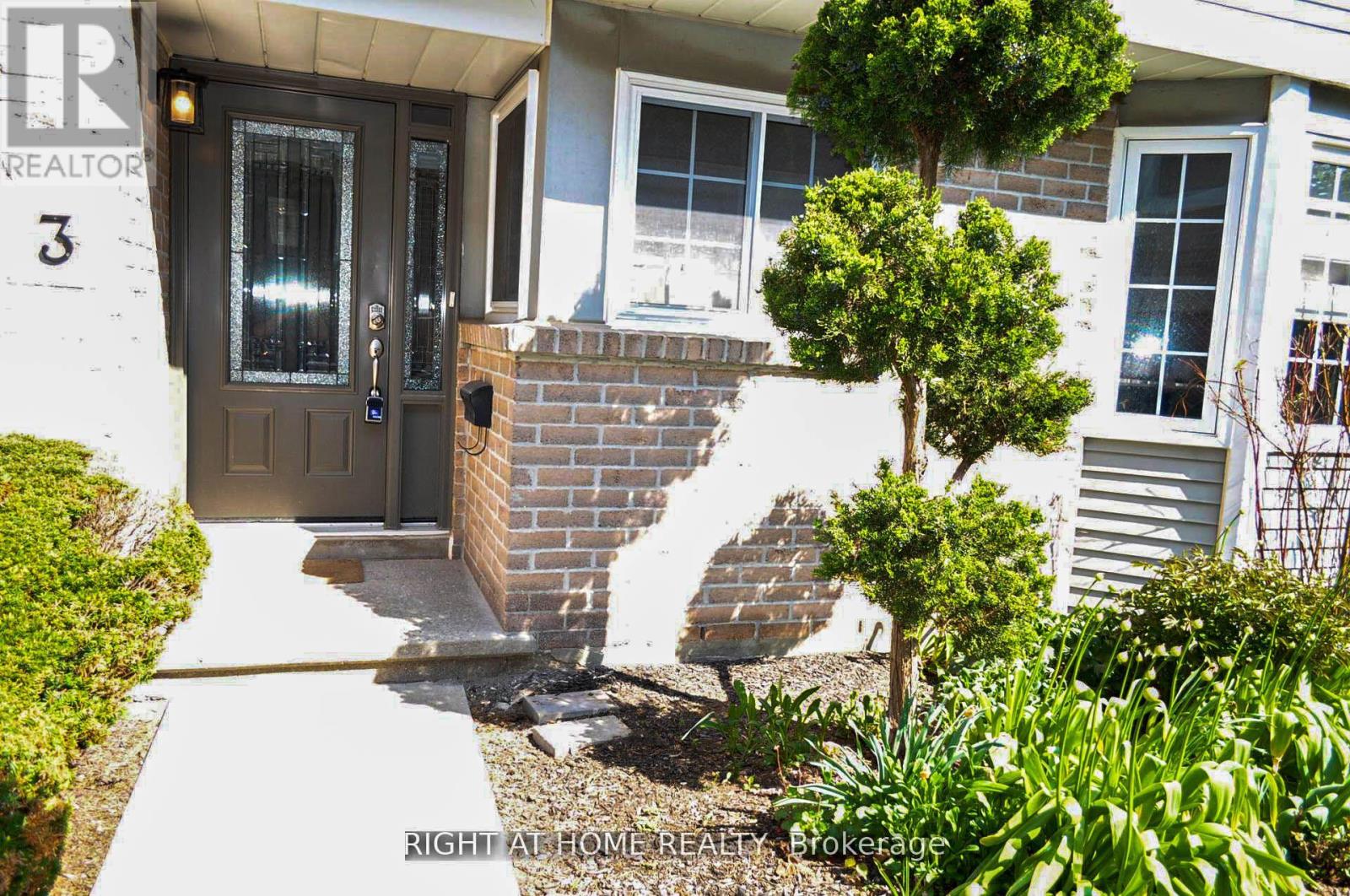 3 - 104 WOODLAWN ROAD E