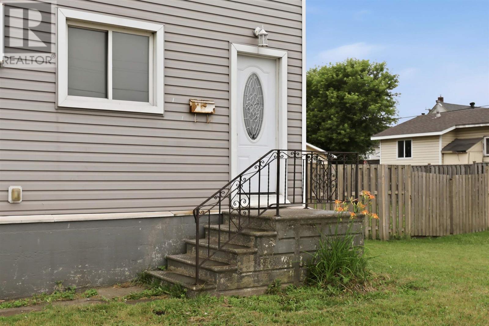 763 Dyment ST - Photo 2