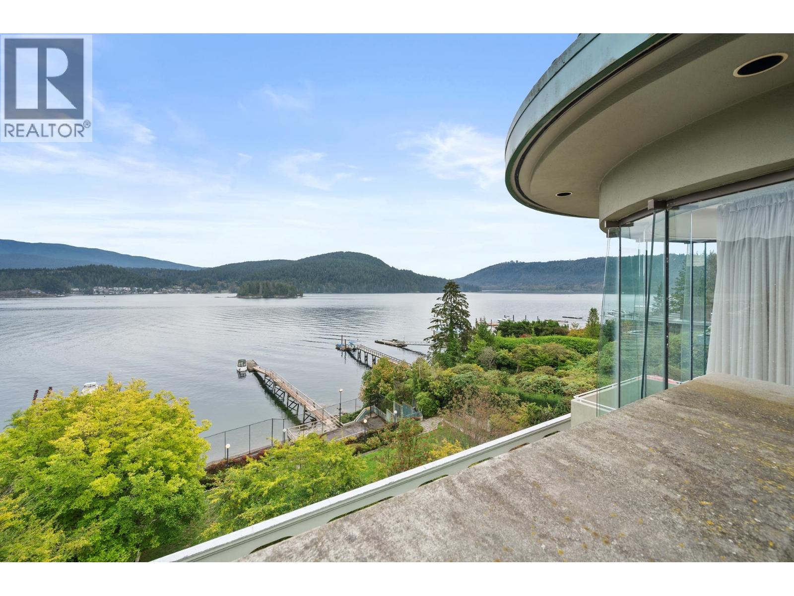 828 BEACHVIEW DRIVE