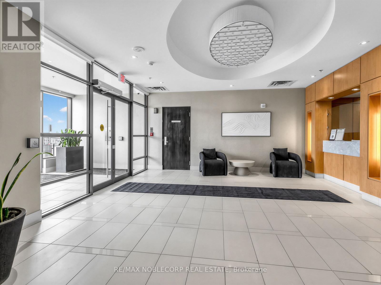 1705 - 840 QUEENS PLATE DRIVE