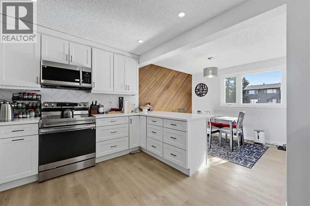 302 Woodvale Crescent SW