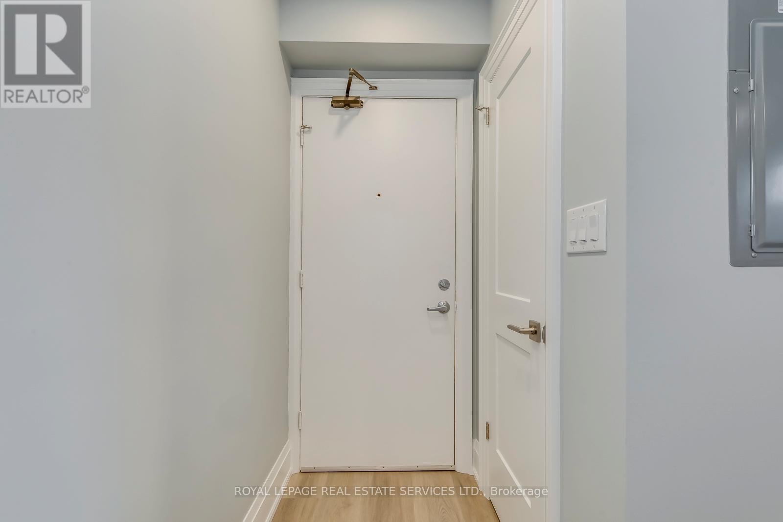 320 LAKESHORE ROAD W