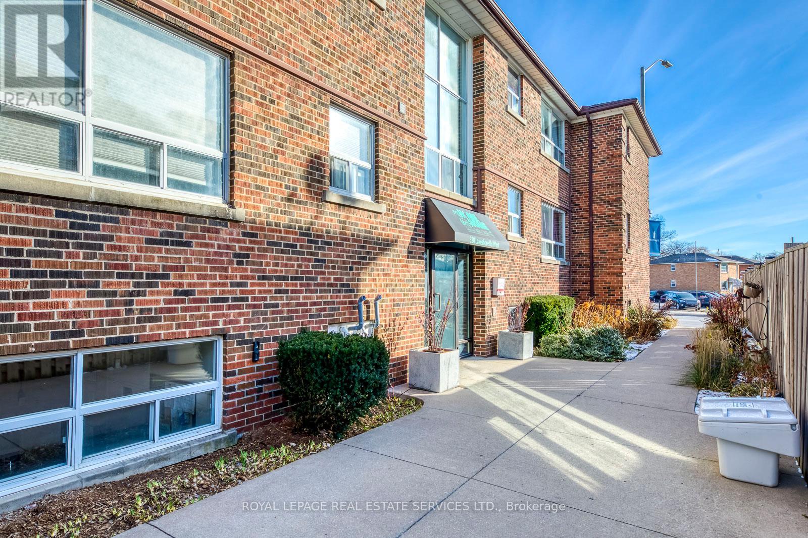 320 LAKESHORE ROAD W