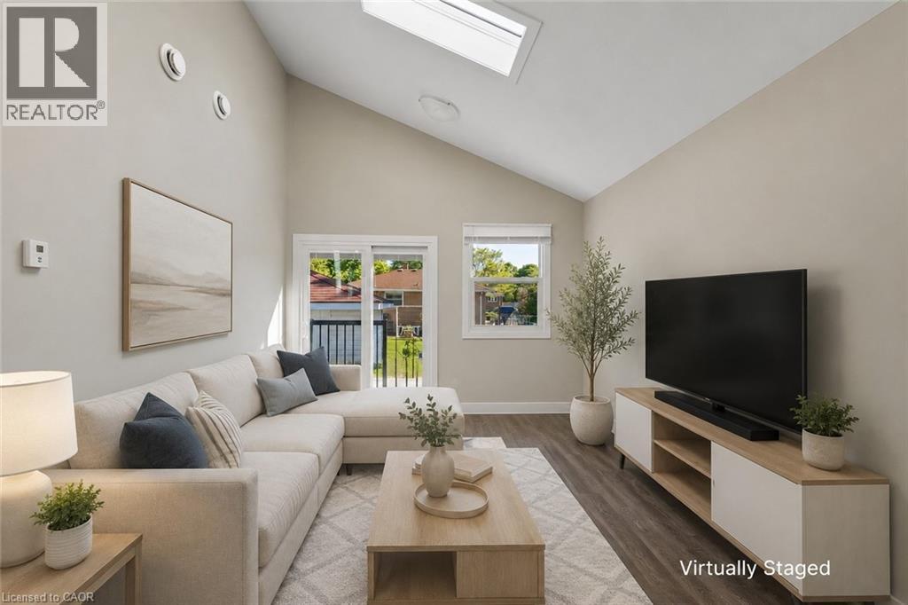 158 LAURENTIAN Drive N